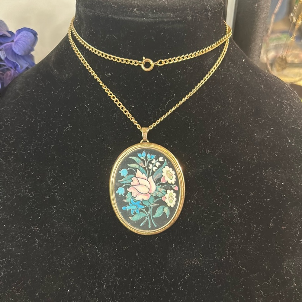 Vintage Avon flower cameo necklace
